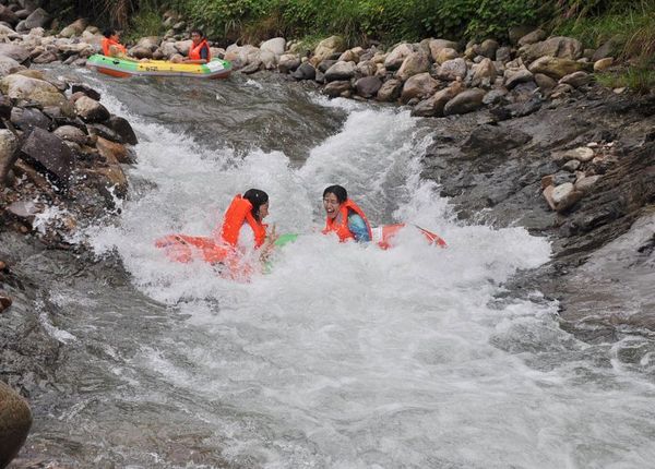 华东唯一七星级漂流桐庐雅鲁漂流（原大溪峡闯滩漂流）、富春江小三峡、严子陵钓台、江南龙门湾戏水纯玩2日